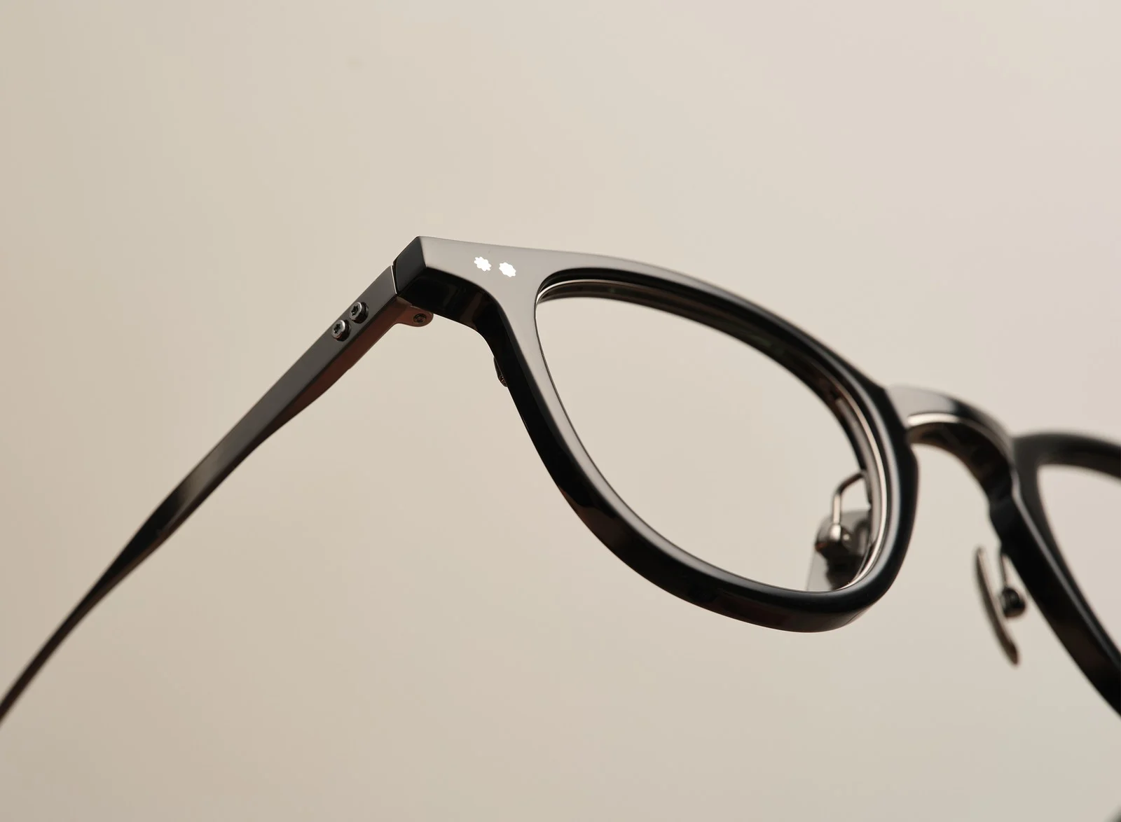 Trader Black: acetate front, metal rims and adjustable nose pads